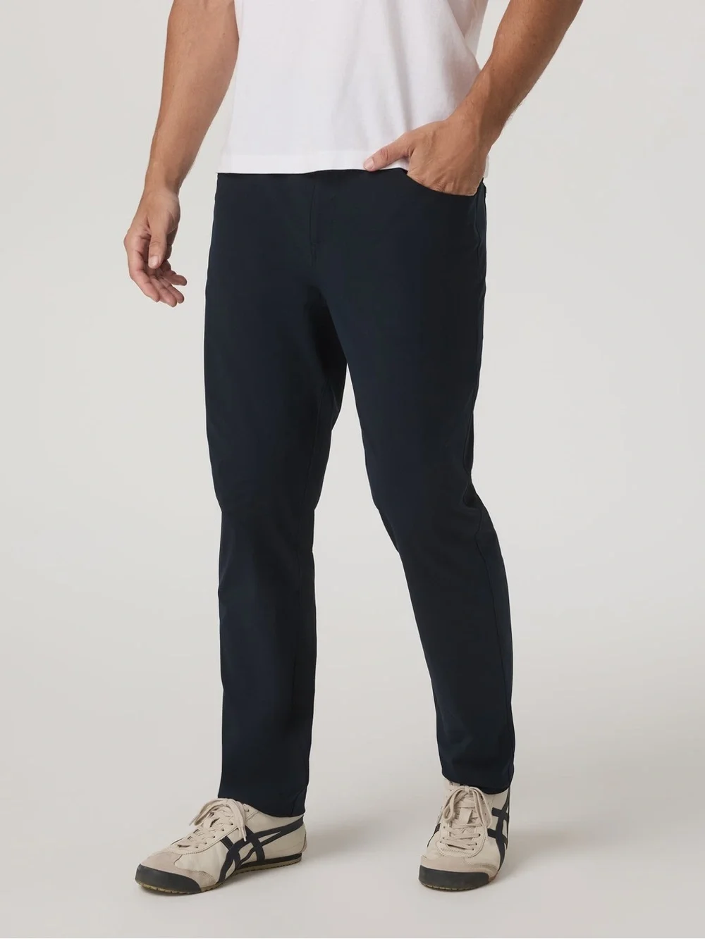 Vuori Men's Relaxed Jeans in Dark Navy